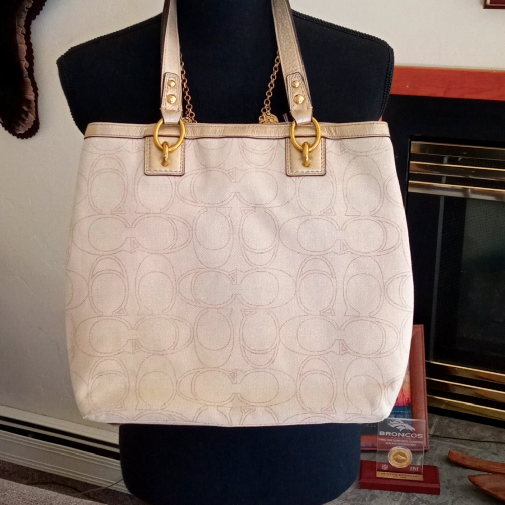 Coach bag medium size beautiful condition gold details. - Picture 3 of 9